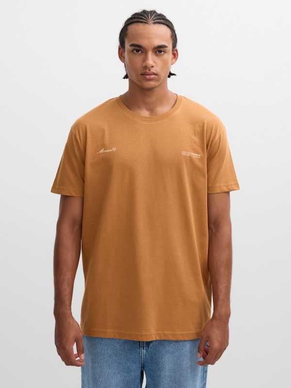 Camiseta estampada Mônaco marrom claro vista meia frontal