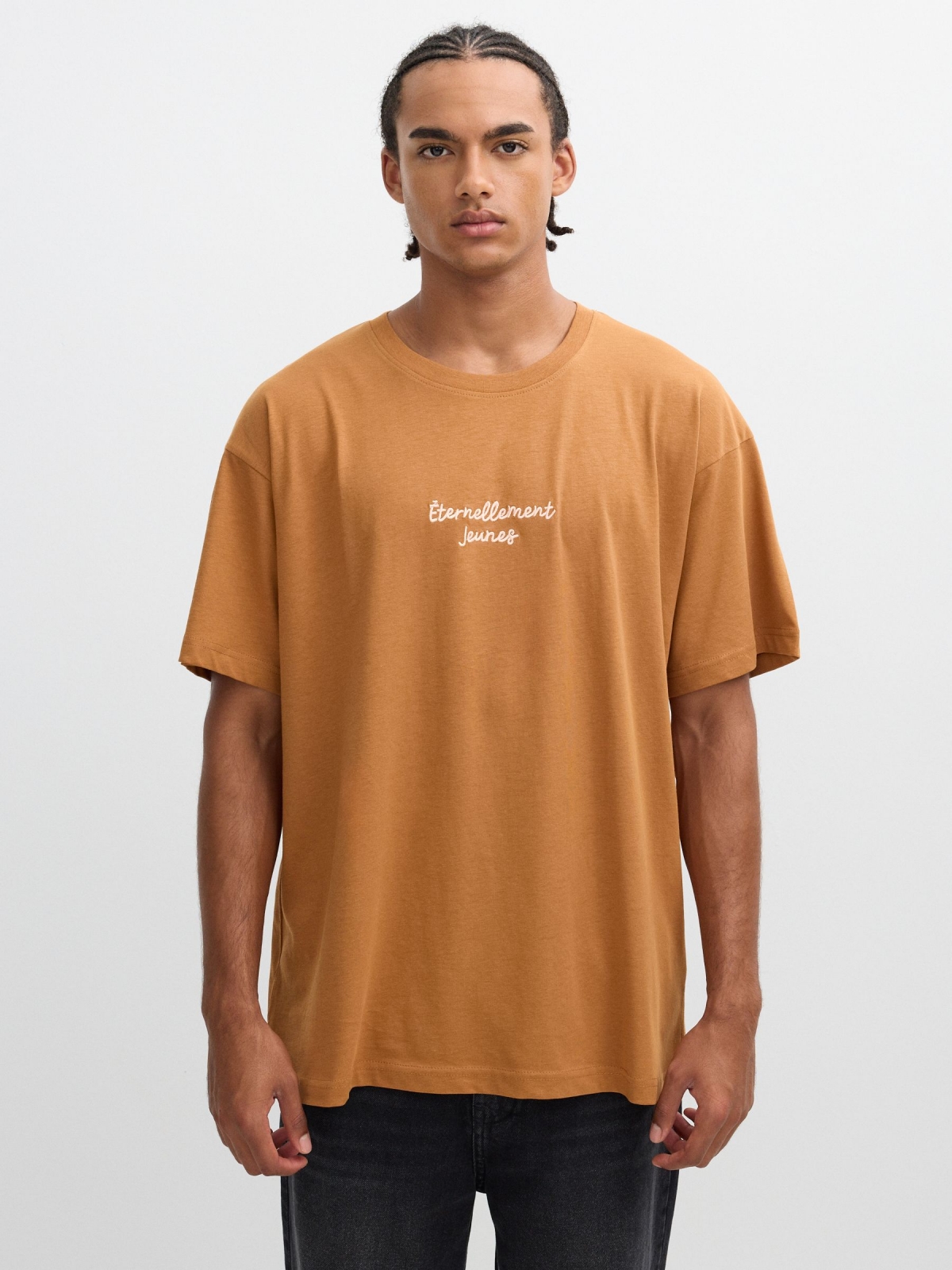 Camiseta estampa texto bordado marrom claro vista meia frontal