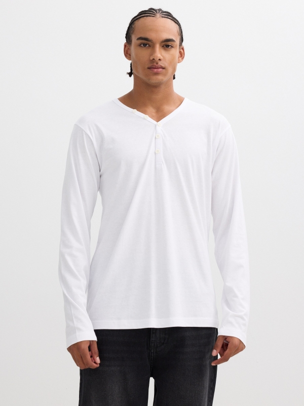 Camiseta manga larga lisa cuello botones blanco vista media frontal