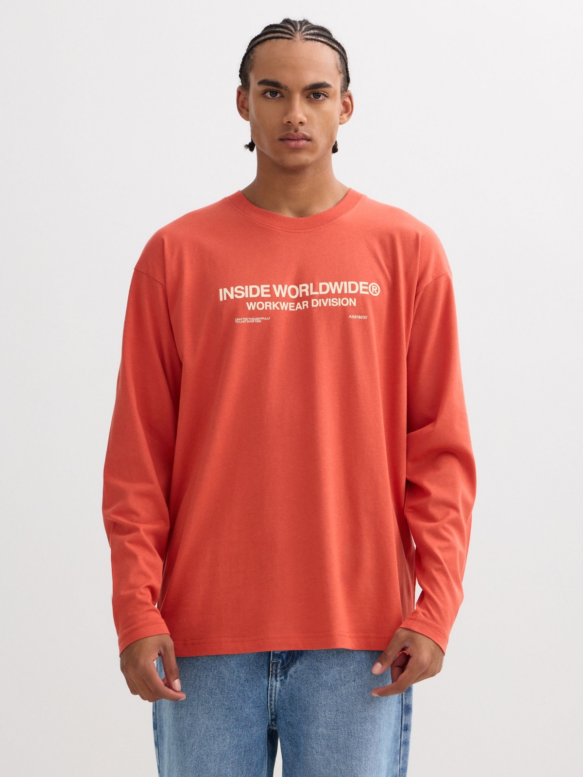 Camiseta manga larga extampado texto naranja vista media frontal