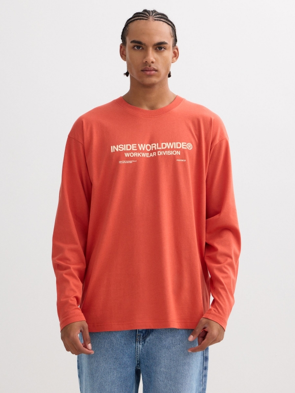 Camiseta manga larga extampado texto naranja vista media frontal
