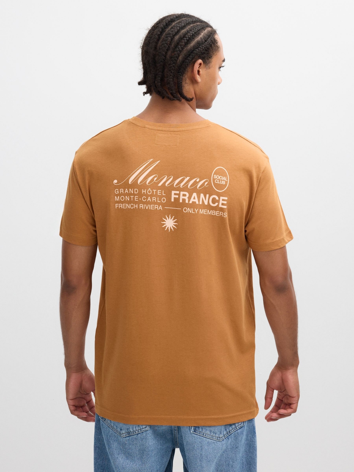 Camiseta estampada Mônaco marrom claro vista meia traseira