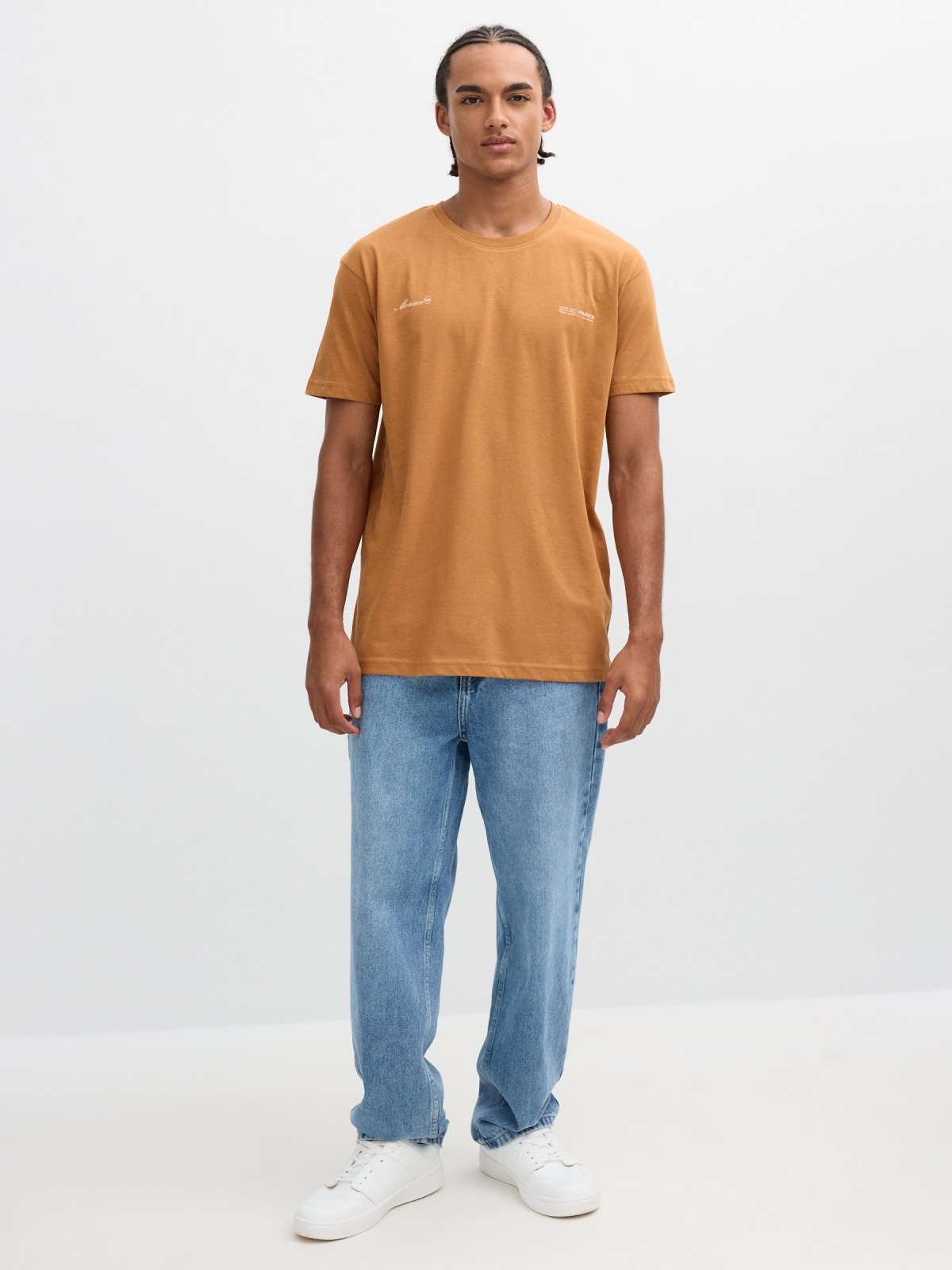 Camiseta estampada Mônaco marrom claro vista geral frontal