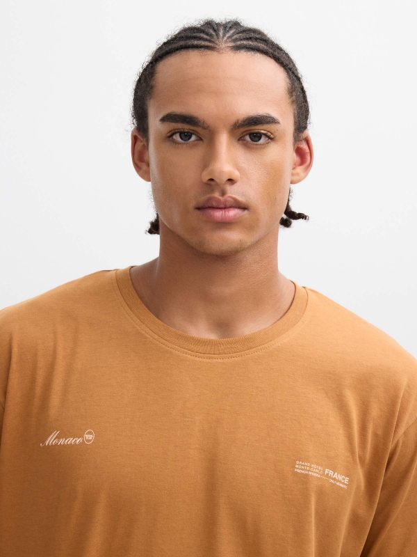 Camiseta estampada Mônaco marrom claro vista detalhe