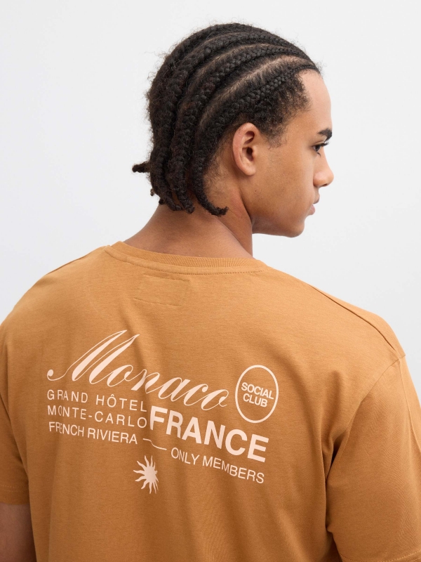 Camiseta estampada Mônaco marrom claro vista detalhe