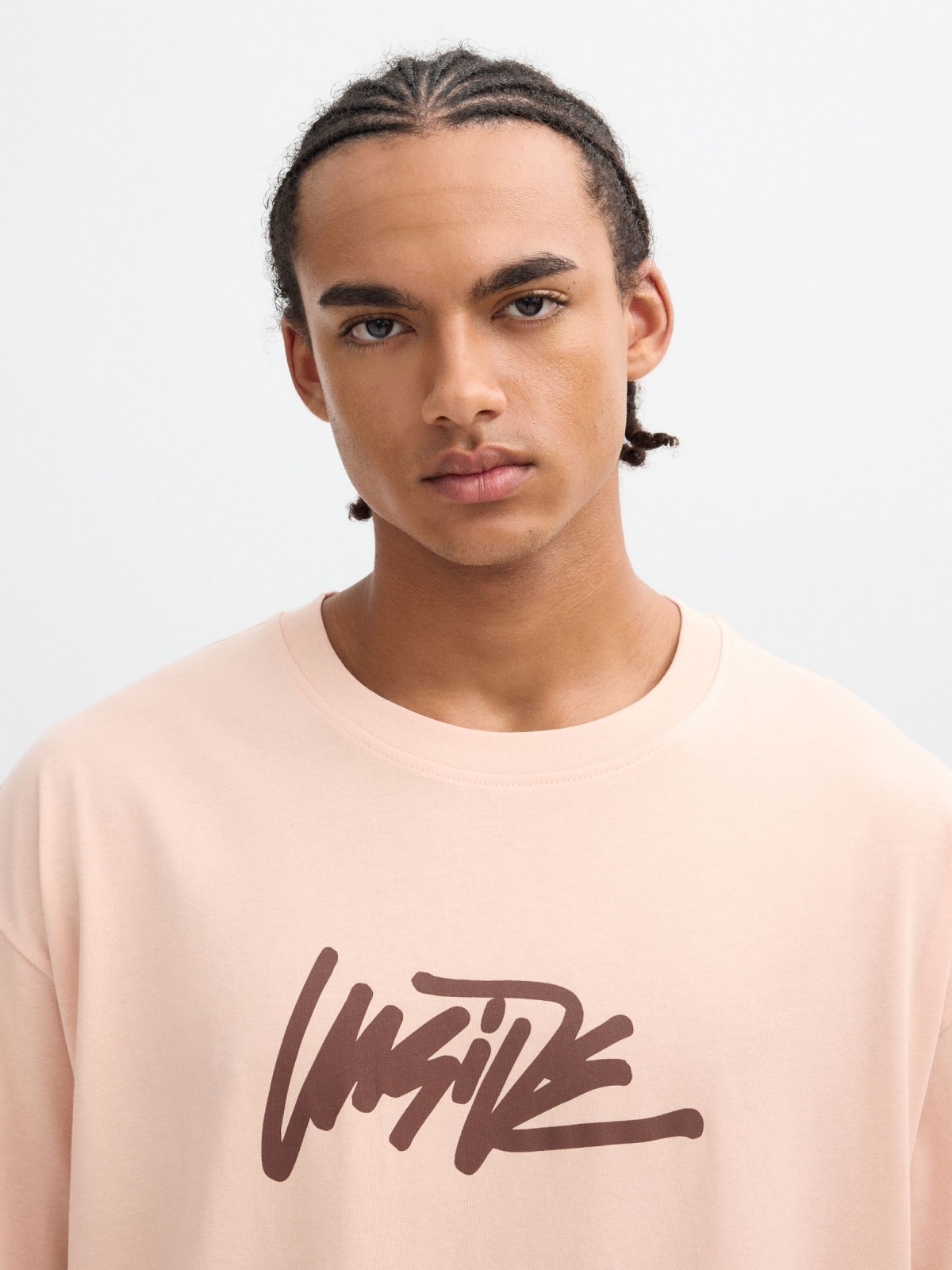 Camiseta estampado texto Inside rosa nude vista detalle