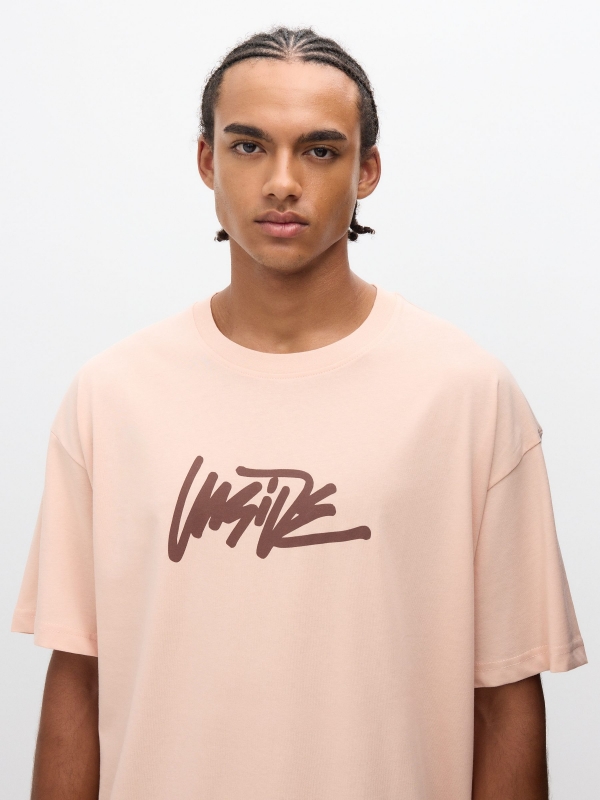 Camiseta estampado texto Inside rosa nude vista detalle