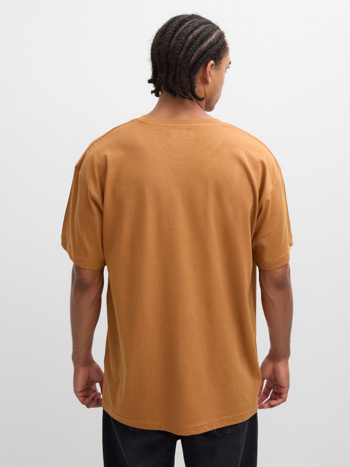 Camiseta estampa texto bordado marrom claro vista meia traseira