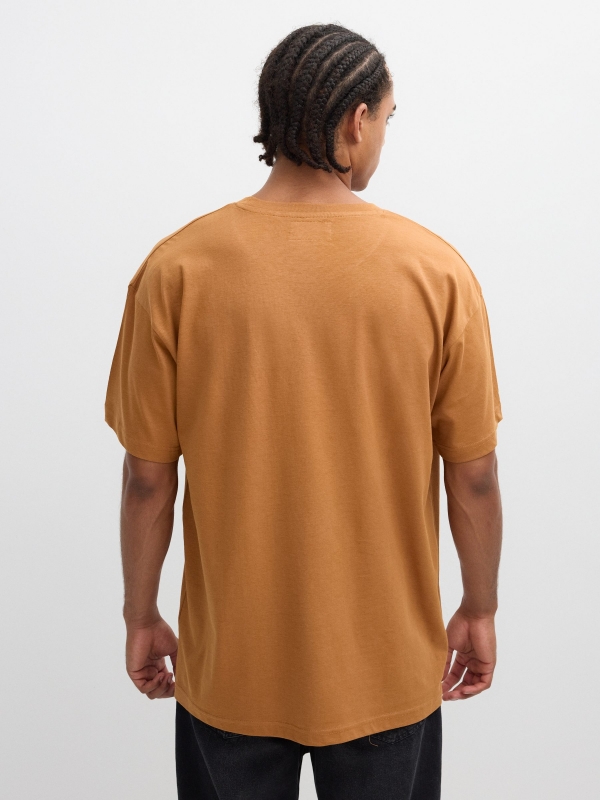 Camiseta estampa texto bordado marrom claro vista meia traseira