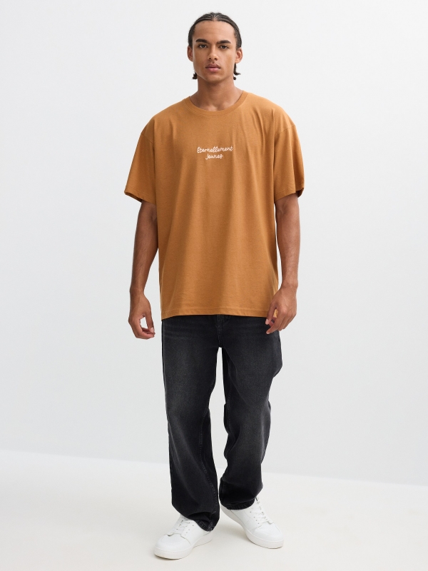 Camiseta estampa texto bordado marrom claro vista geral frontal