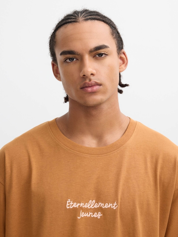 Camiseta estampa texto bordado marrom claro vista detalhe