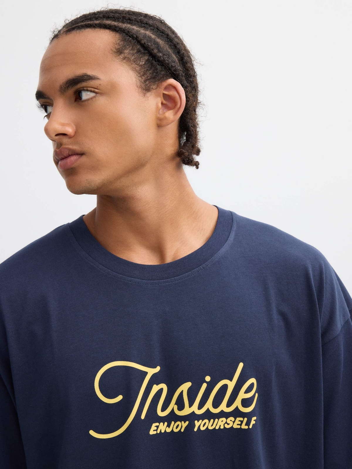 Camiseta texto Inside azul marino vista detalle
