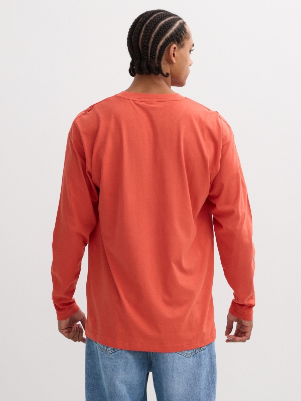 Camiseta manga larga extampado texto naranja vista media trasera