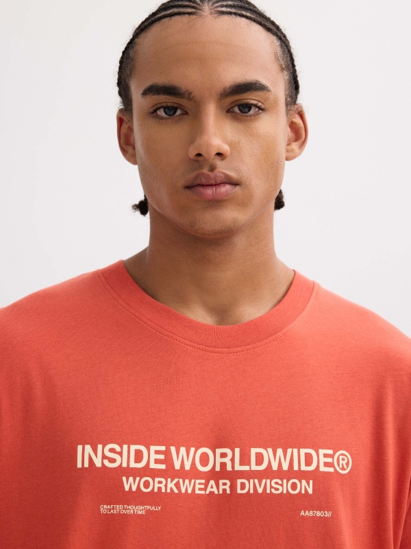 Camiseta manga larga extampado texto naranja vista detalle