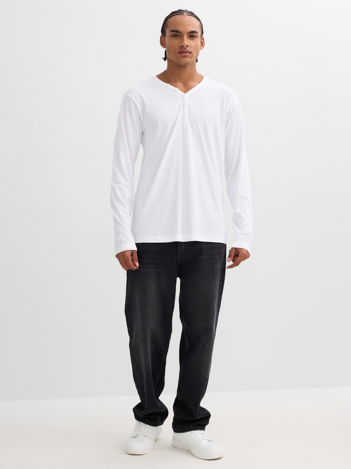 Plain long-sleeve shirt with buttoned collar white front view