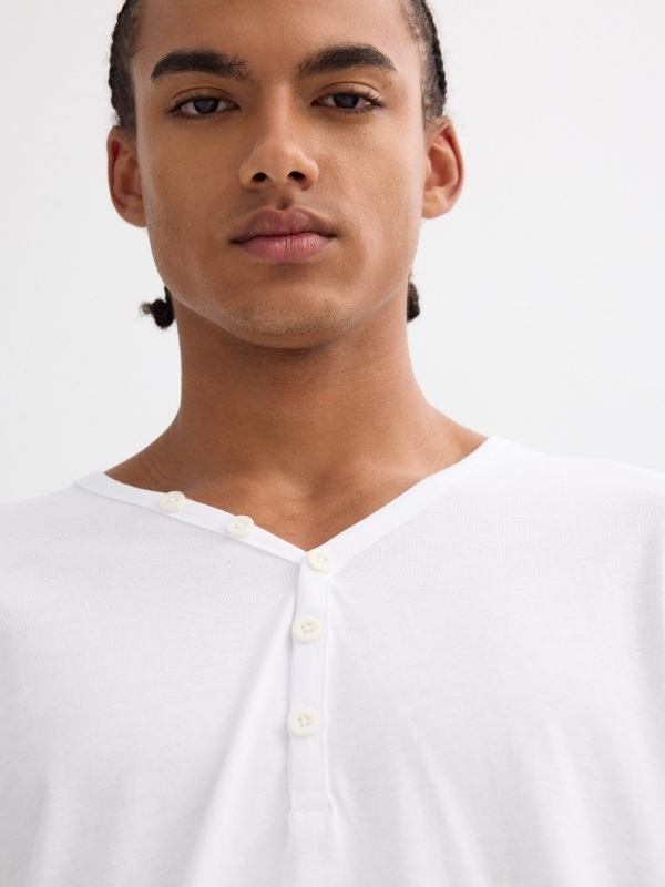 Camiseta manga larga lisa cuello botones blanco vista detalle
