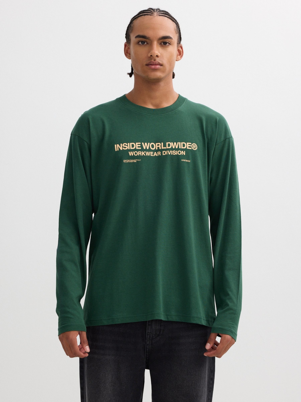 Camiseta manga larga extampado texto verde vista media frontal