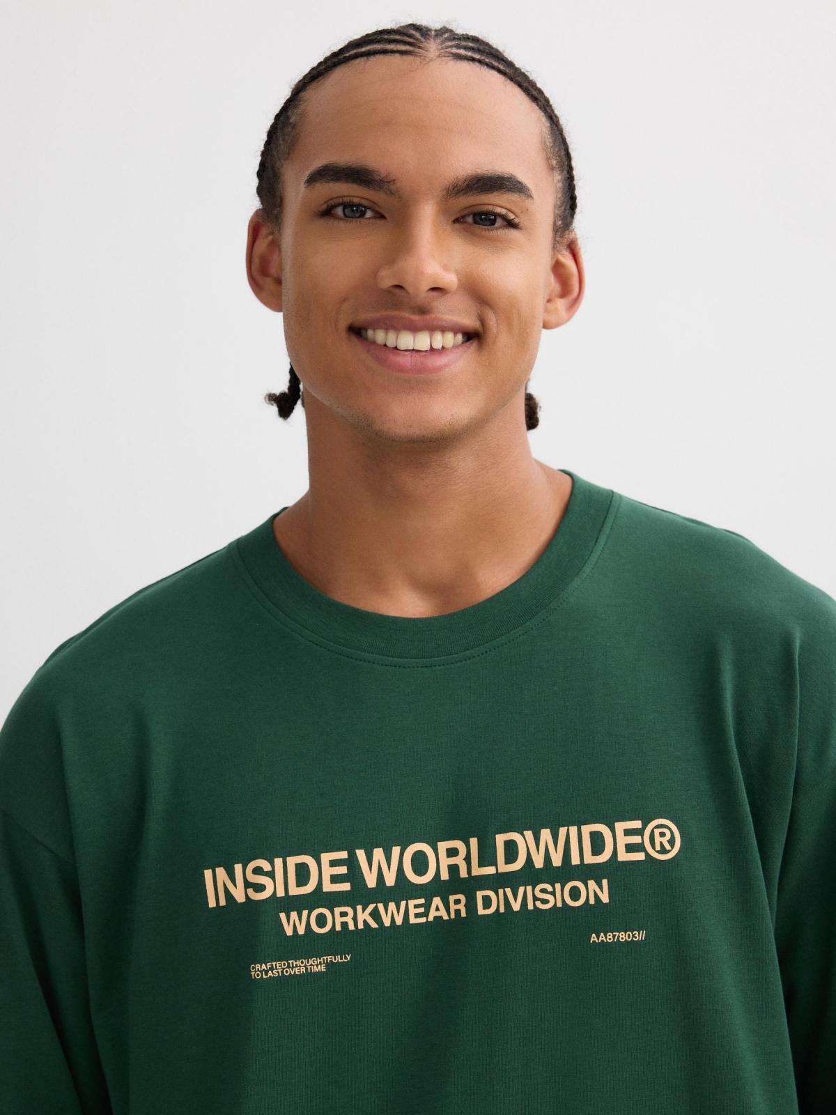 Camiseta manga larga extampado texto verde vista detalle