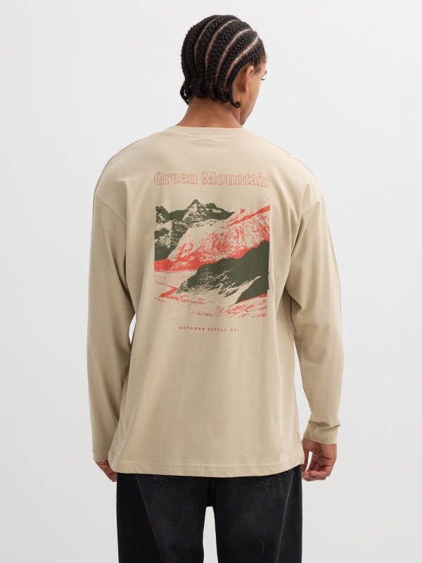 Camiseta manga larga estampado nature crudo vista media trasera