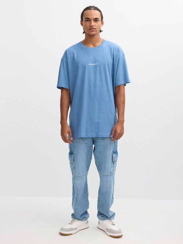 Camiseta estampa texto azul vista geral frontal