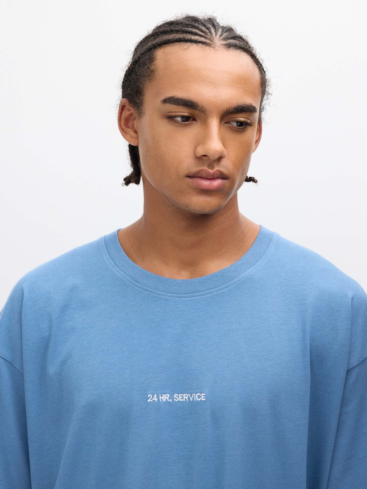 Camiseta estampa texto azul vista detalhe