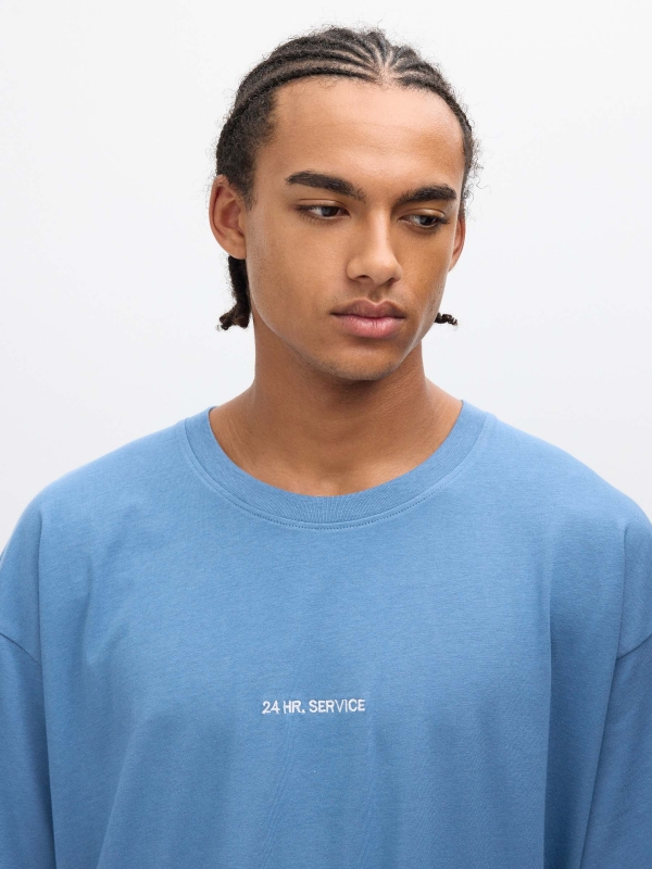 Camiseta estampa texto azul vista detalhe