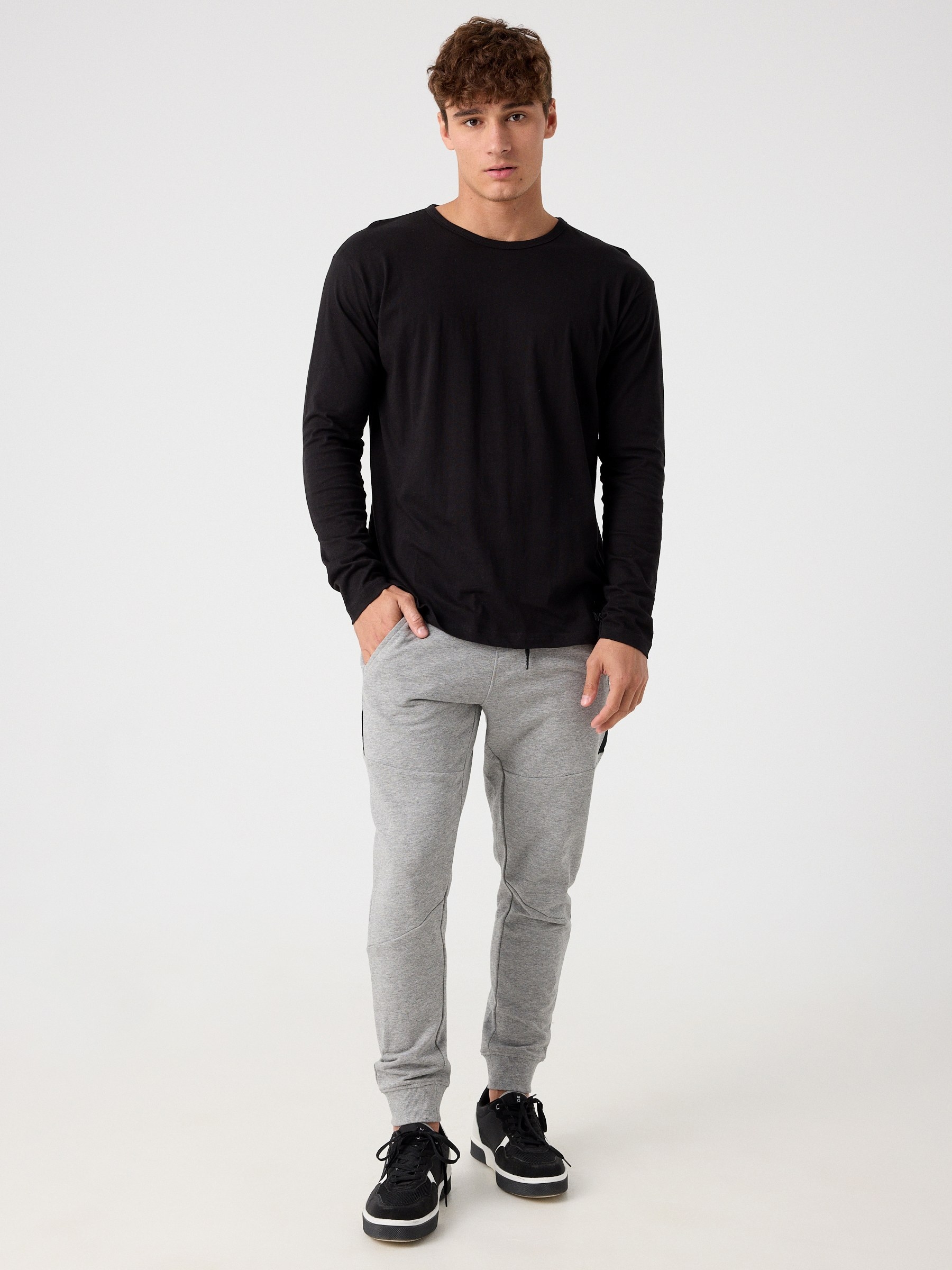 Pantalón jogger deportivo gris vista general frontal