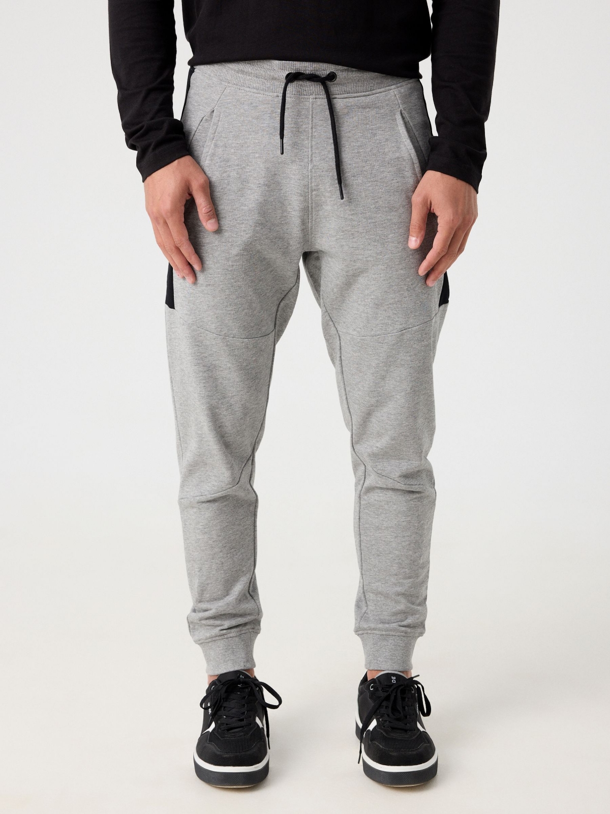 Pantalón jogger deportivo gris vista media frontal