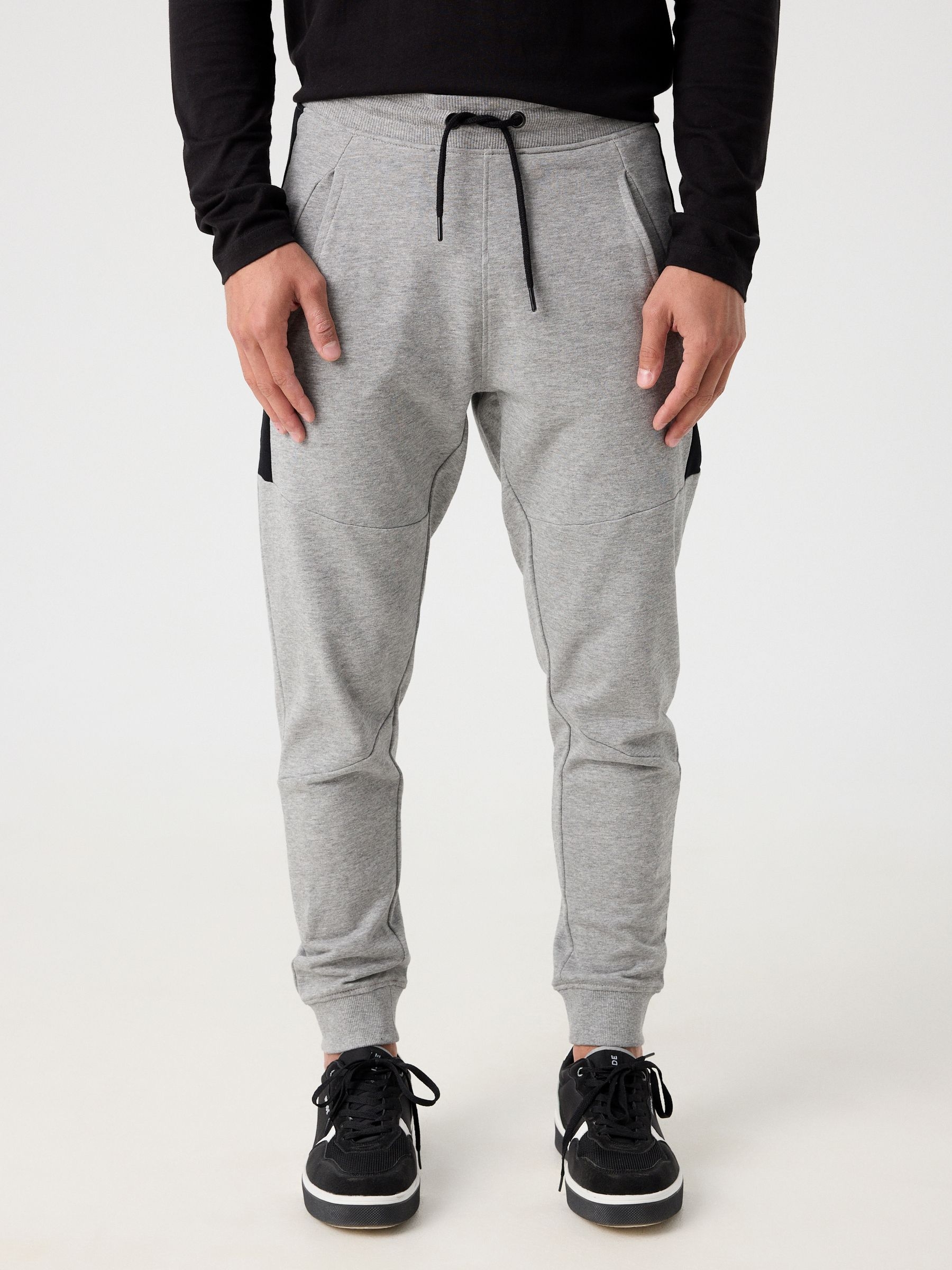 Calças desportivas jogger cinza vista geral frontal
