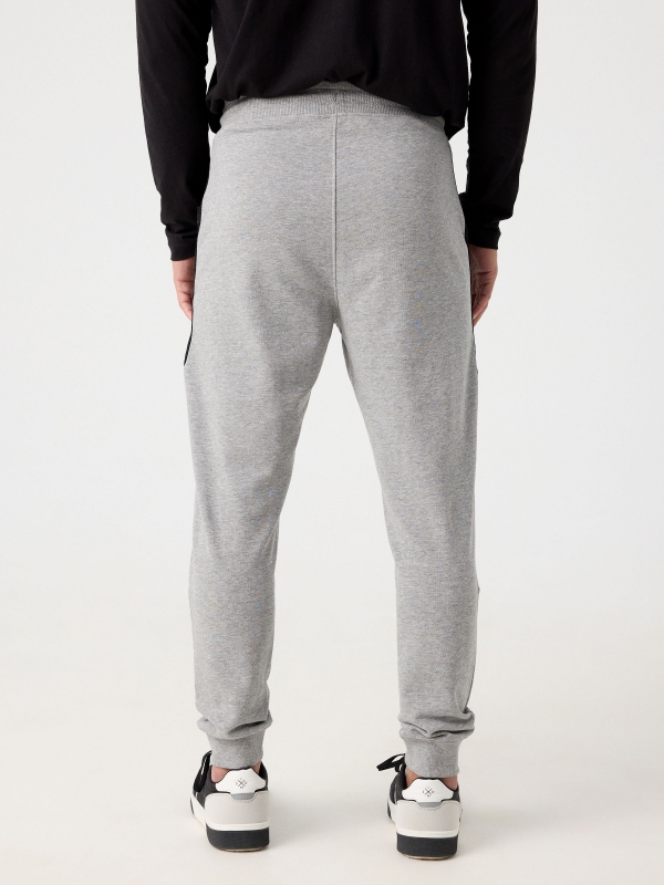 Pantalón jogger deportivo gris vista media trasera