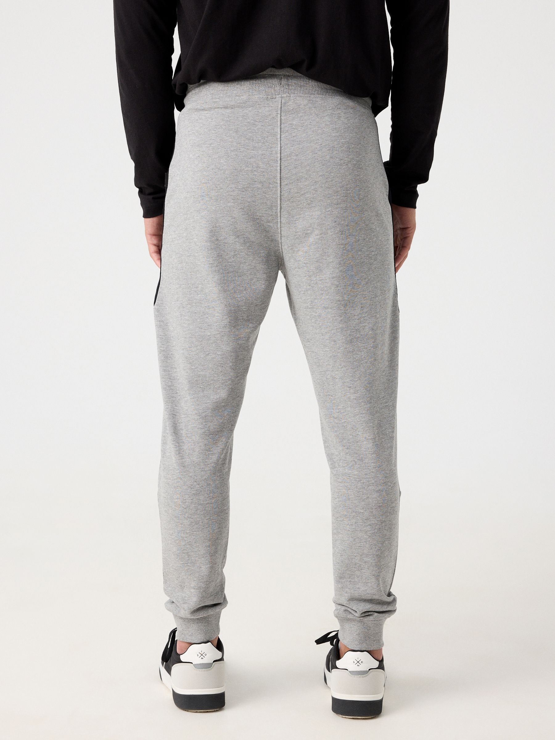 Calças desportivas jogger cinza vista geral frontal