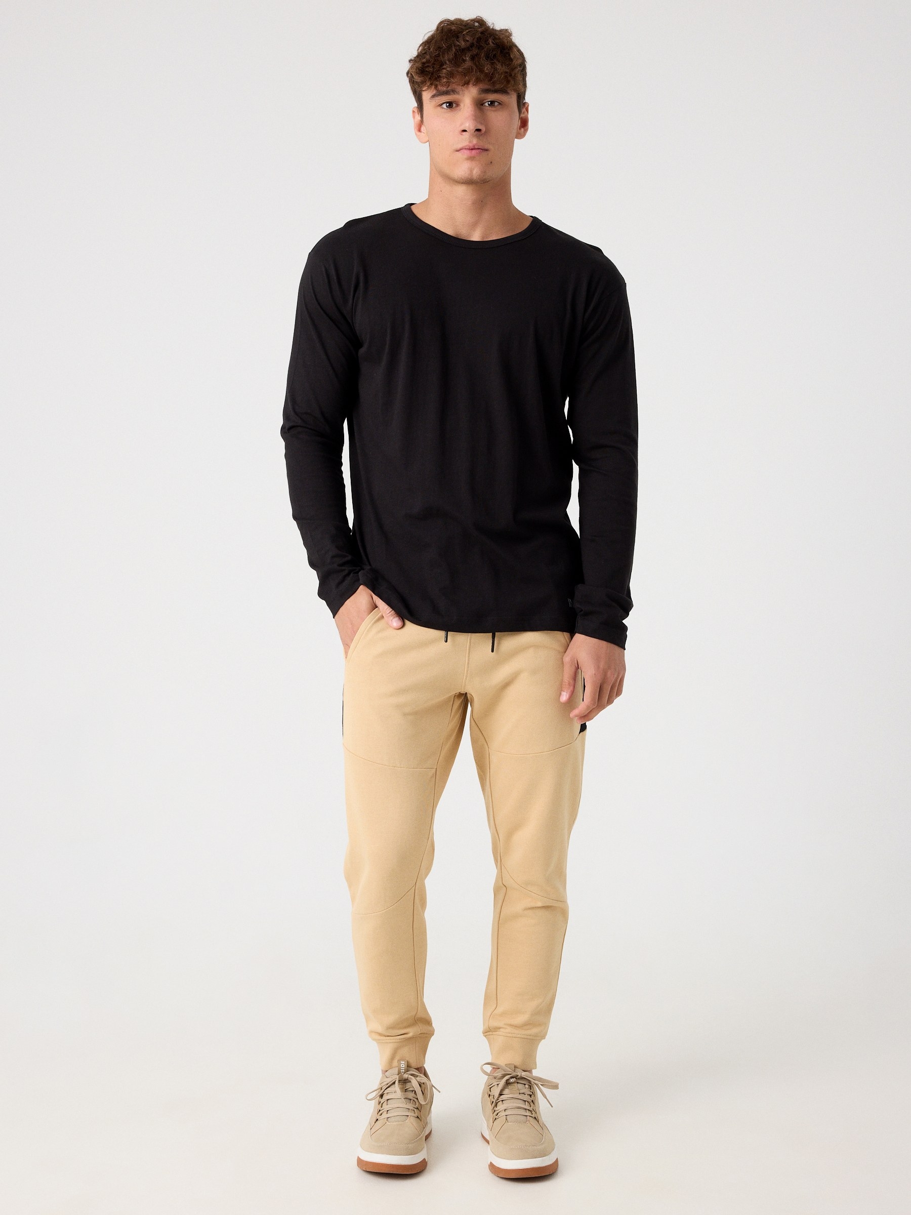 Pantalón jogger deportivo camel vista general frontal