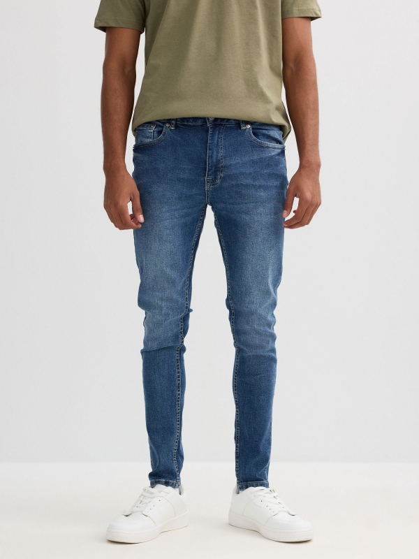 Jeans skinny desgastado azul vista media trasera