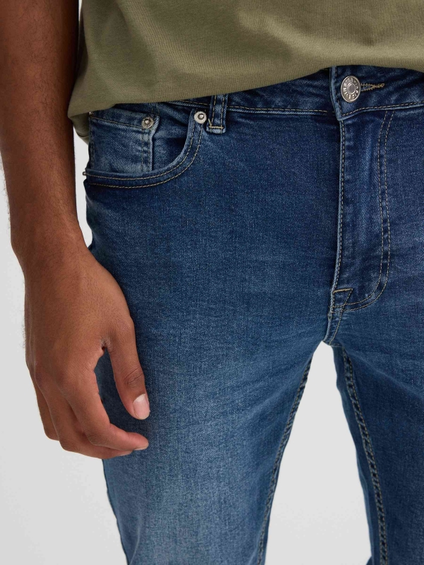Jeans skinny desgastado azul vista detalle