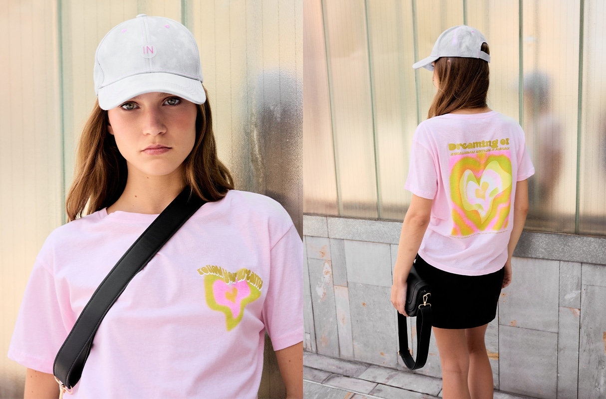 Camiseta estampada sonhos rosa claro vista meia frontal