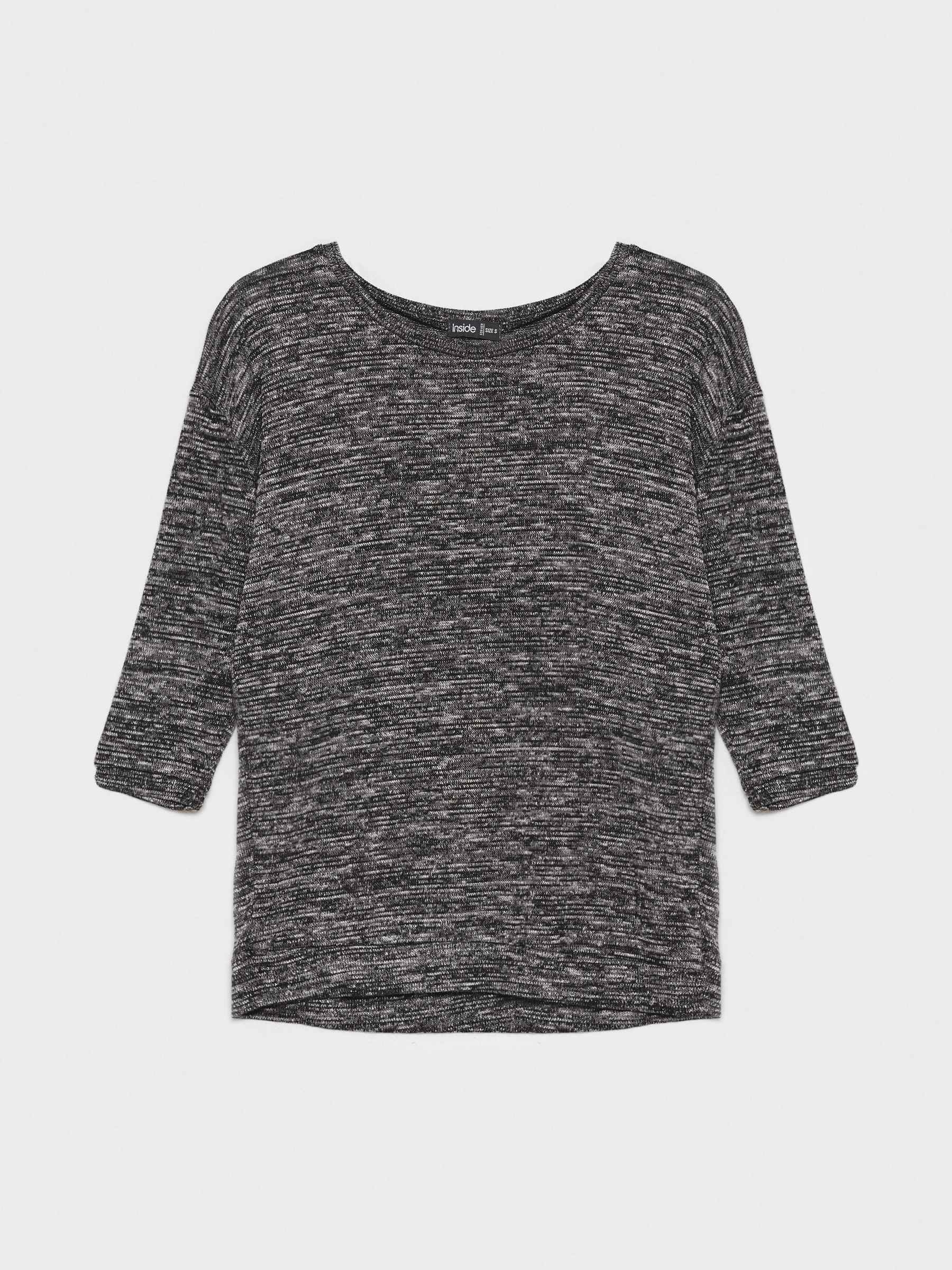 T-shirt marmoreada em cores cinza escuro vista meia frontal