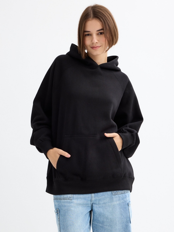 Sweat com capuz básico preto vista meia frontal