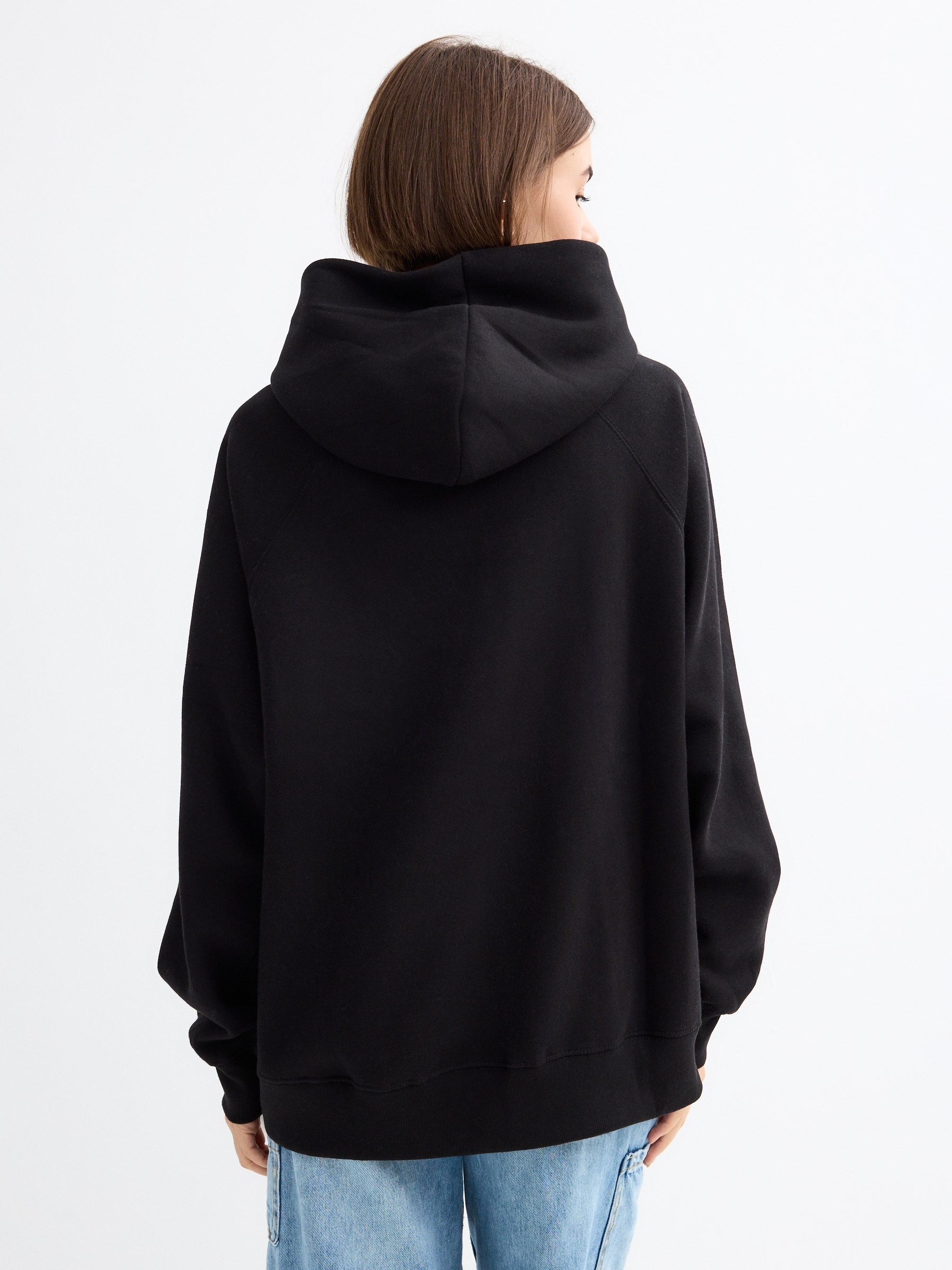 Sweat com capuz básico preto vista meia frontal