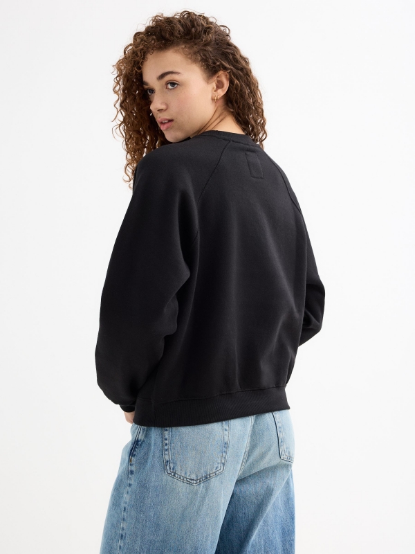Sudadera cuello redondo negro vista media trasera