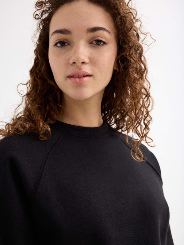 Sweatshirt round neck black detail view