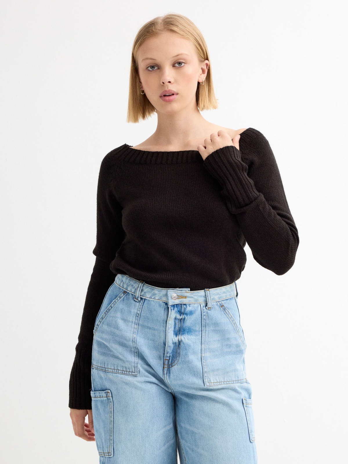 Camisola com gola de barco em mármore preto vista meia frontal
