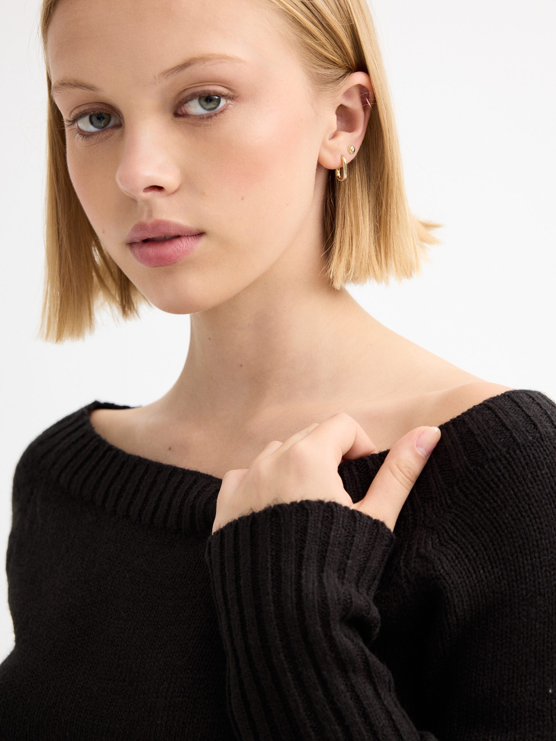 Marbled boat sweater black middle front view