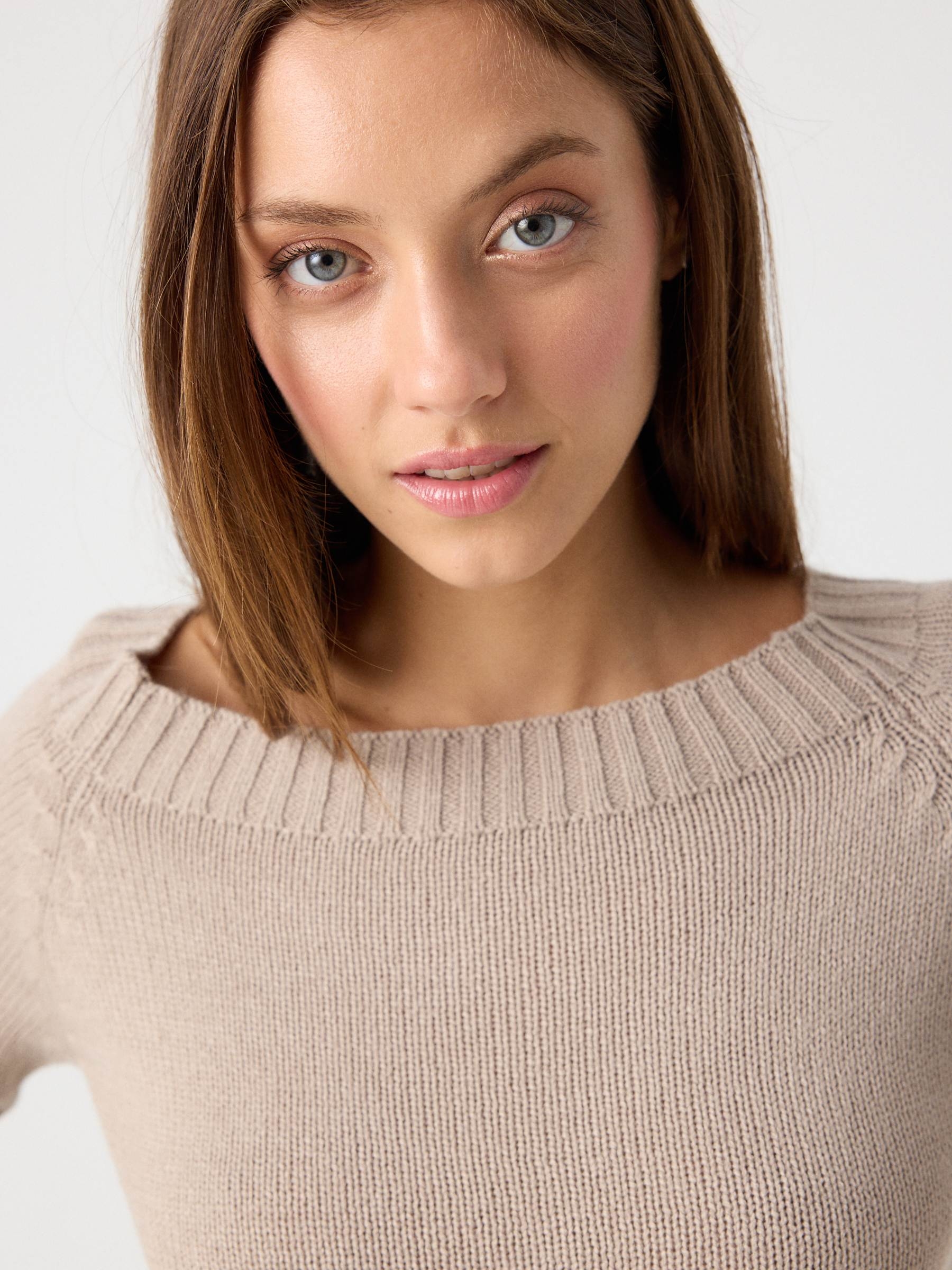 Marbled boat sweater beige middle front view