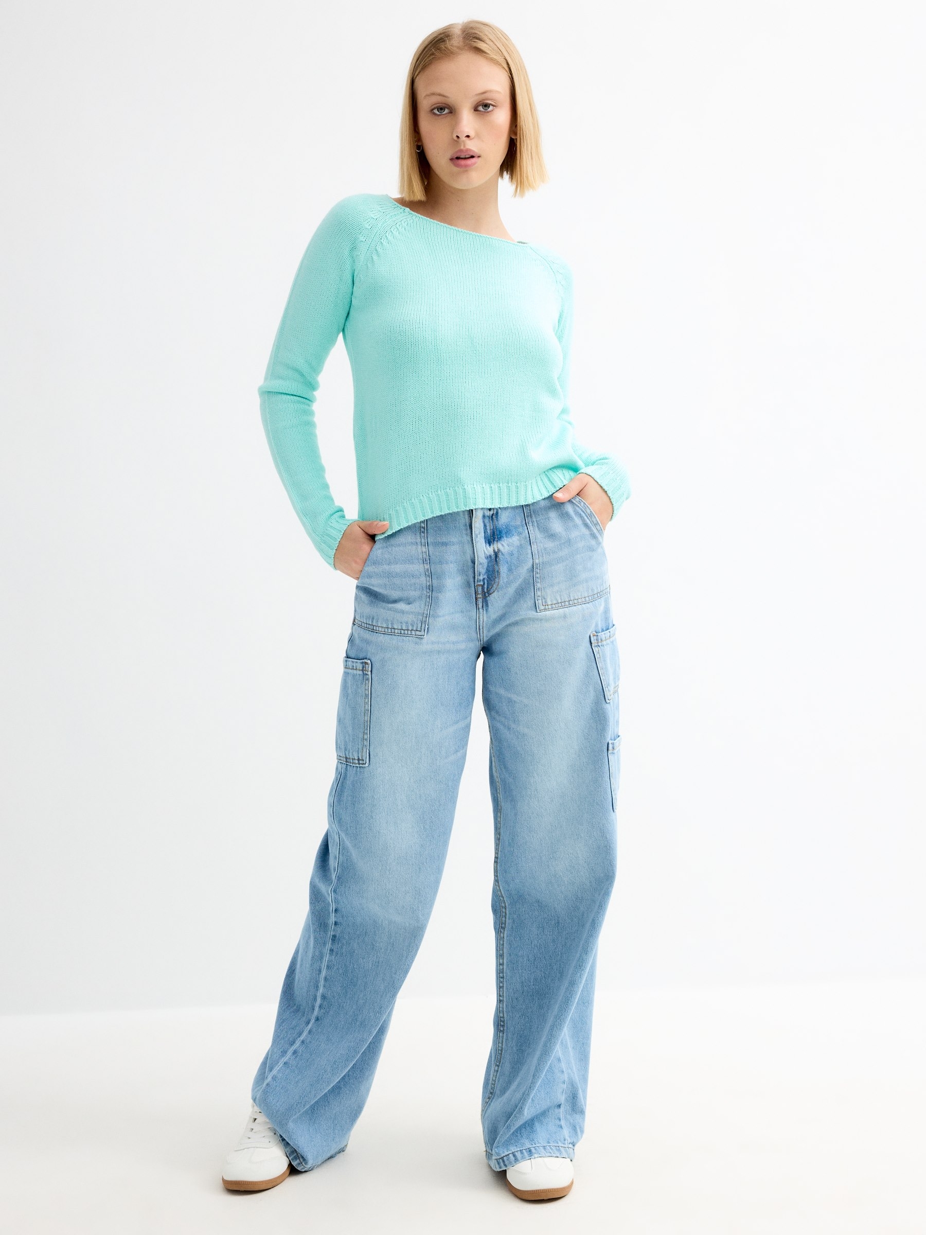 Camisola básica com gola redonda azul vista meia frontal