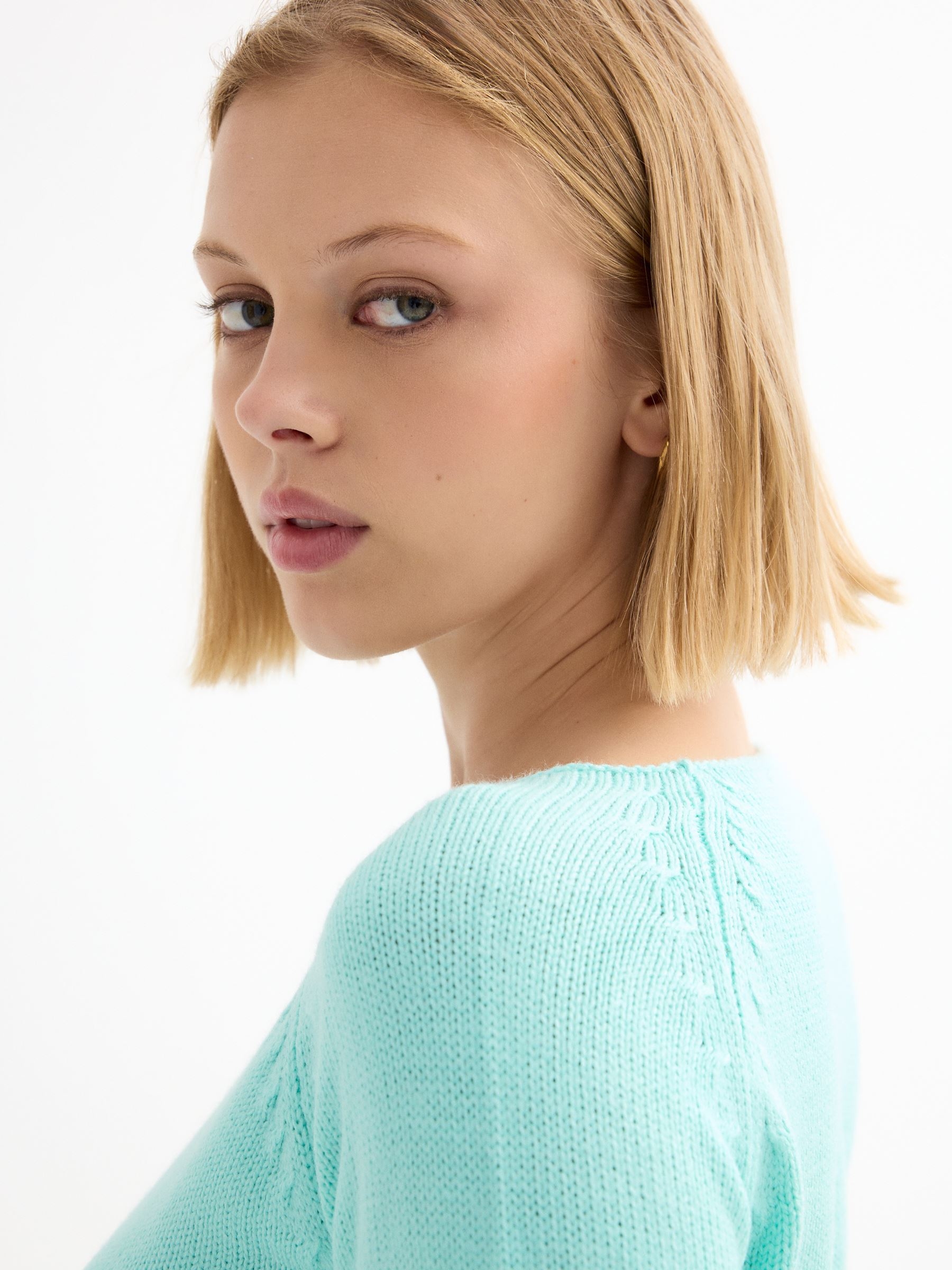 Camisola básica com gola redonda azul vista meia frontal