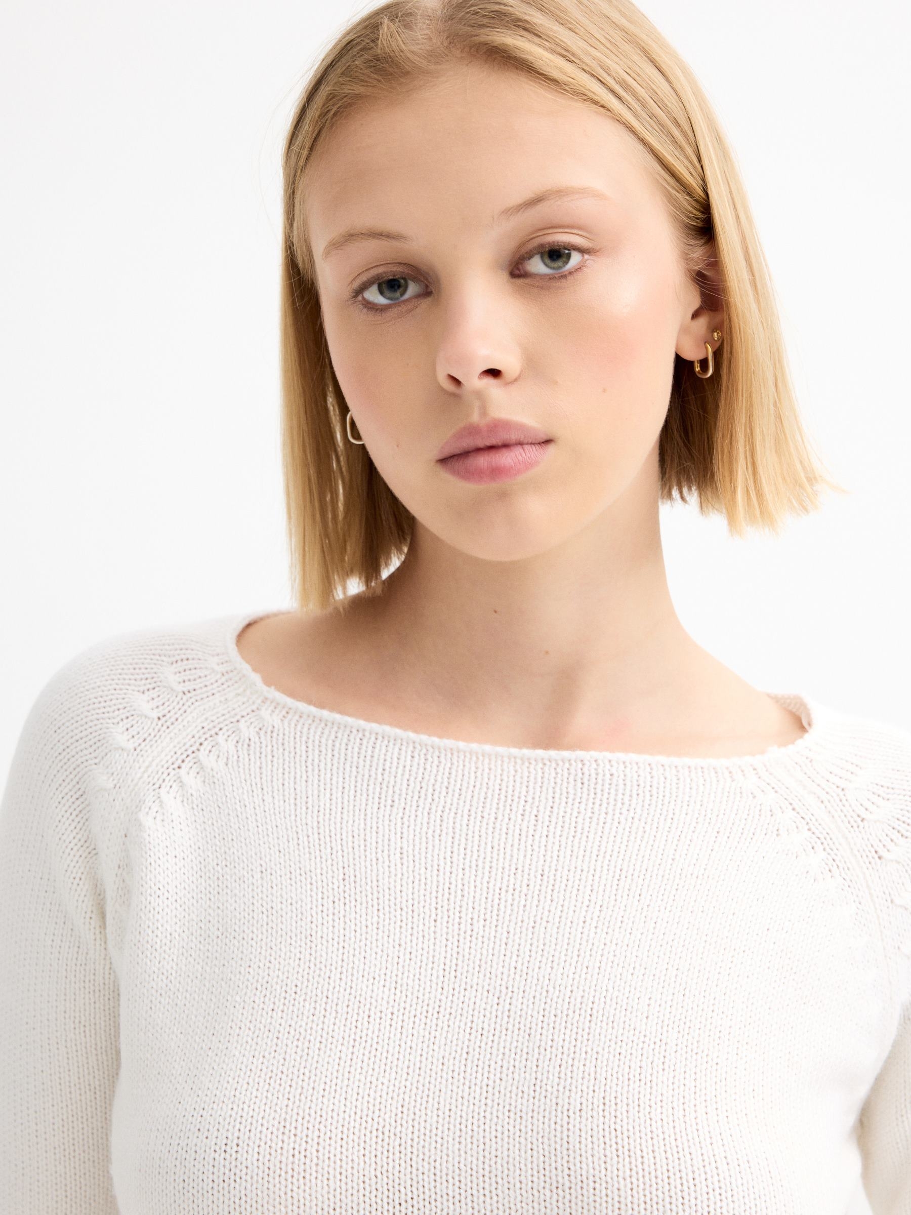 Basic crew neck sweater white middle front view