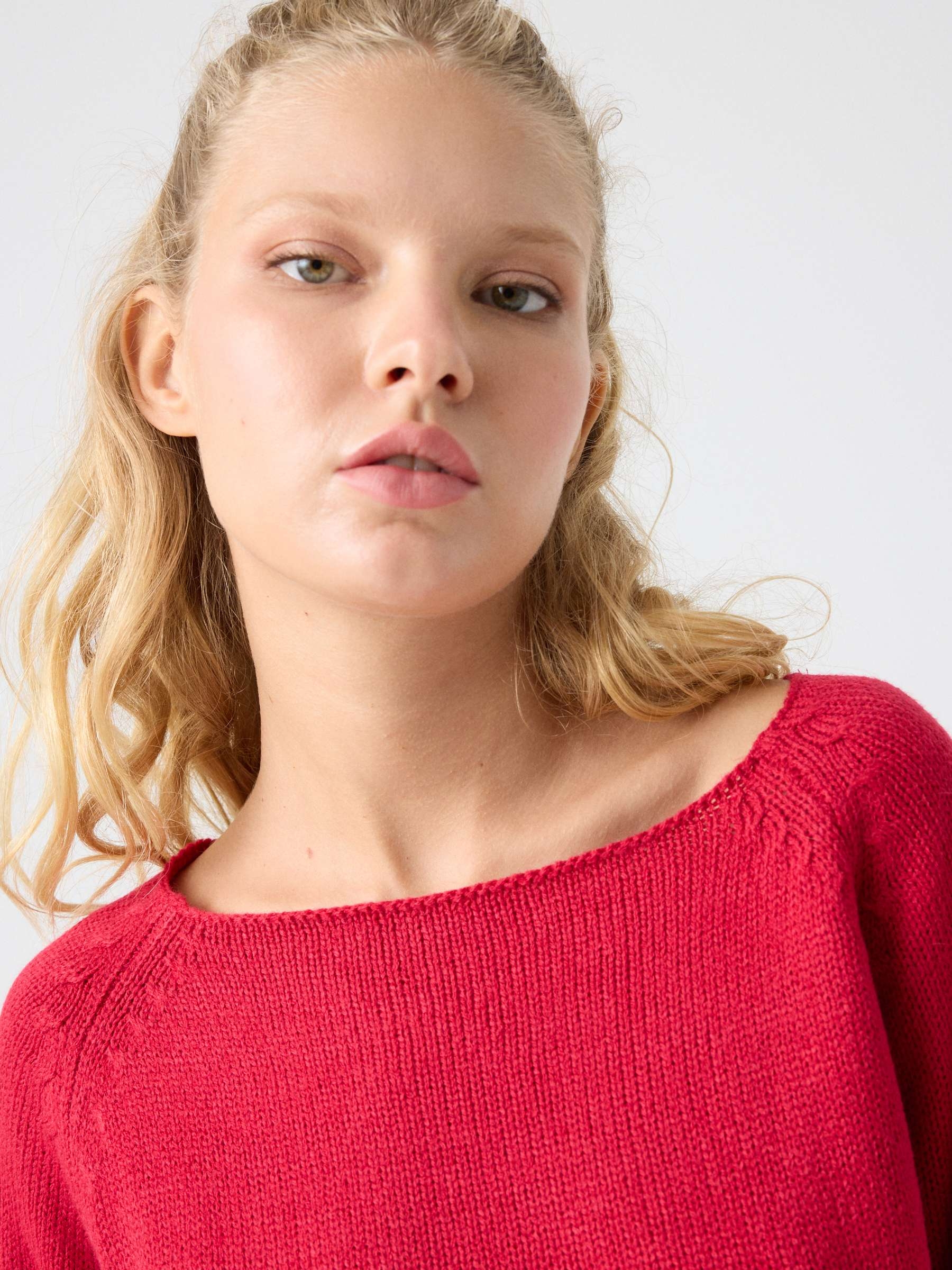 Basic crew neck sweater red middle front view