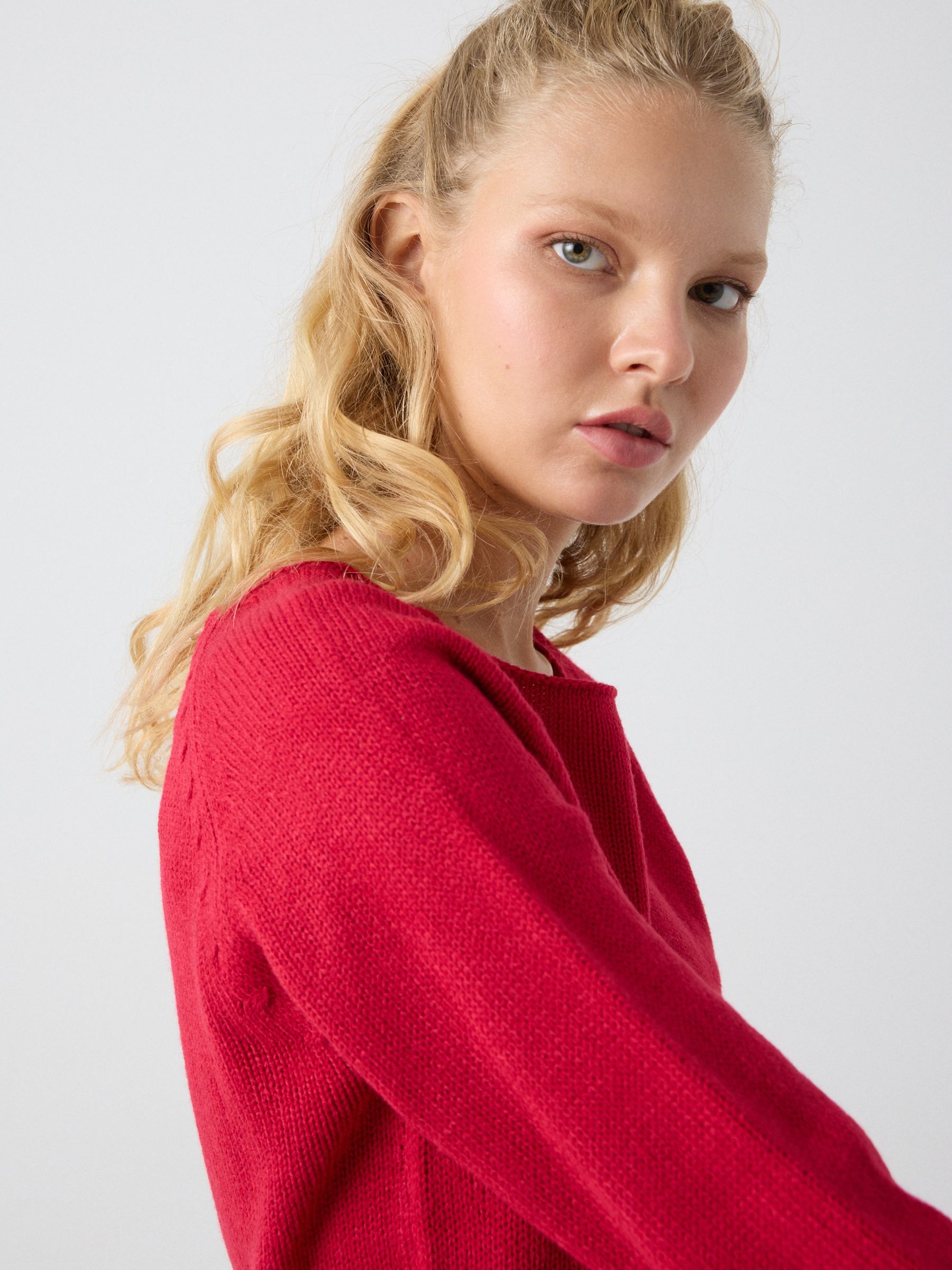 Basic crew neck sweater red middle front view