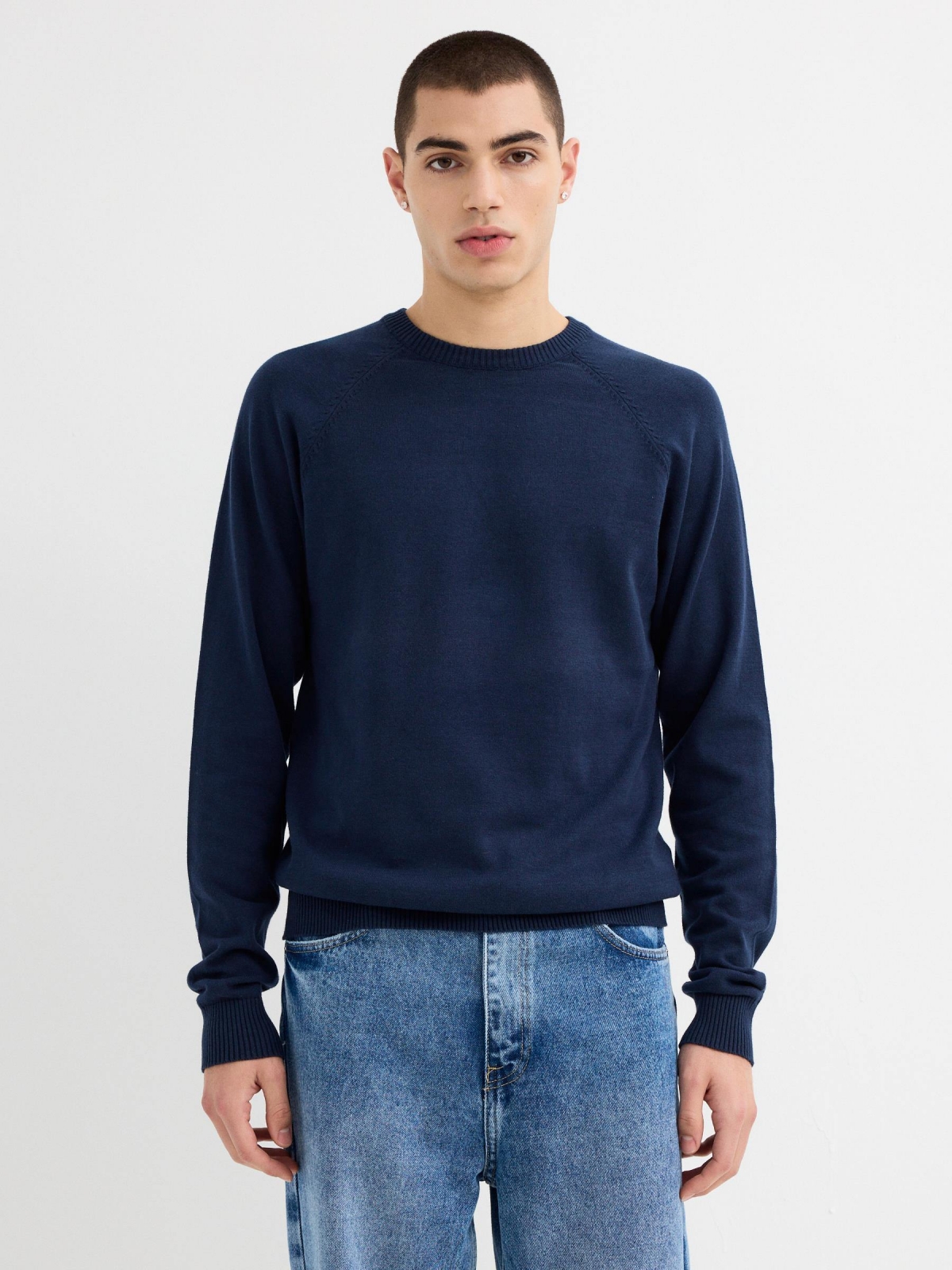 Plain sweater round neck navy middle front view
