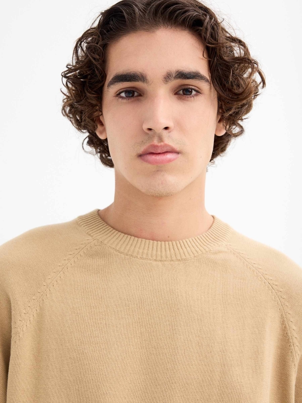 Jersey liso cuello redondo arena vista detalle